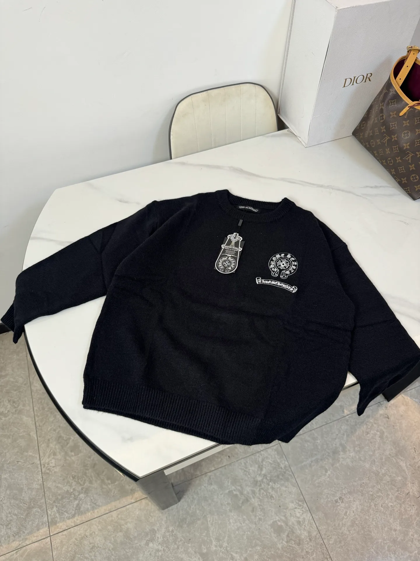 P210 model number: B24 Chrome Hearts ch Chrome Hearts horseshoe embroidered round neck pullover sweater! The most practical jacket for today's temperature difference. The sweater is soft and waxy to the touch. It has embroidery design on the front and back. This is a great inner wear in winter. It is a very practical item. It is not only anti-pilling, but also very versatile. It is recommended to buy it early. Color: Black Size: M-XL M - Shoulder width 50, length 64, bust 108 L - Shoulder width 52, length 66, bust 112 XL - Shoulder width 54 Length 68cm Bust 116cm